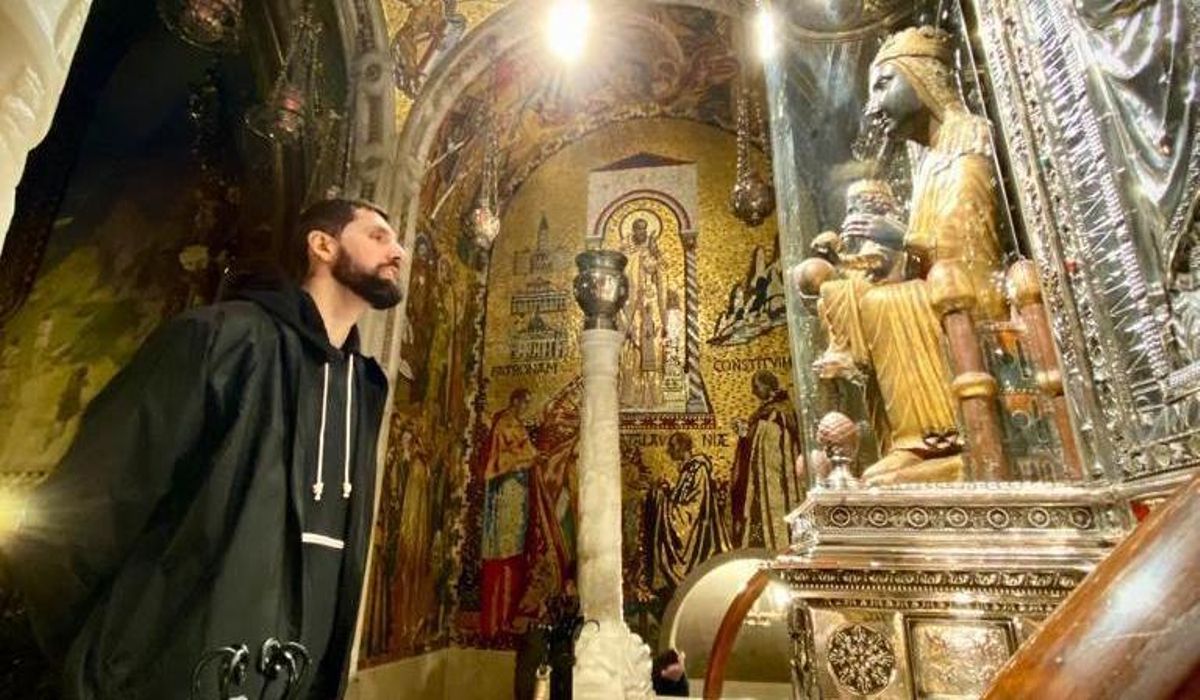 Mirotic acudió a la Abadía de Montserrat y visitó a La Moreneta Mirotic acudió a la Abadía de Montserrat y visitó a La Moreneta