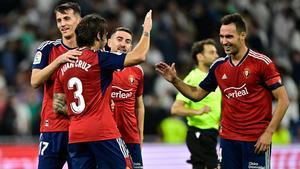 Jugadores de Osasuna celebran el gol ante el Madrid