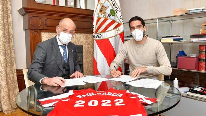 Raúl García firmando su último contrato profesional Raúl García firmando su último contrato profesional