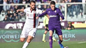 Cristian Tello (derecha) y el centrocampista Panagotis Tachtsidis durante el Fiorentina-Cagliari de la Serie A 2016/17 Cristian Tello (derecha) y el centrocampista Panagotis Tachtsidis durante el Fiorentina-Cagliari de la Serie A 2016/17