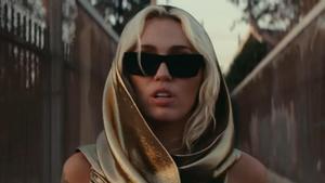 Miley Cyrus en el videoclip de Flowers.