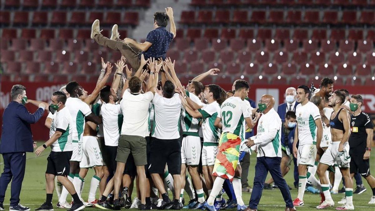 Pacheta fue manteado por los jugadores del Elche tras lograr el ascenso a LaLiga Santander Pacheta fue manteado por los jugadores del Elche tras lograr el ascenso a LaLiga Santander