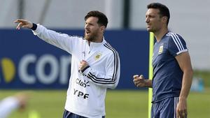 Scaloni y Messi, durante un entrenamiento de Argentina