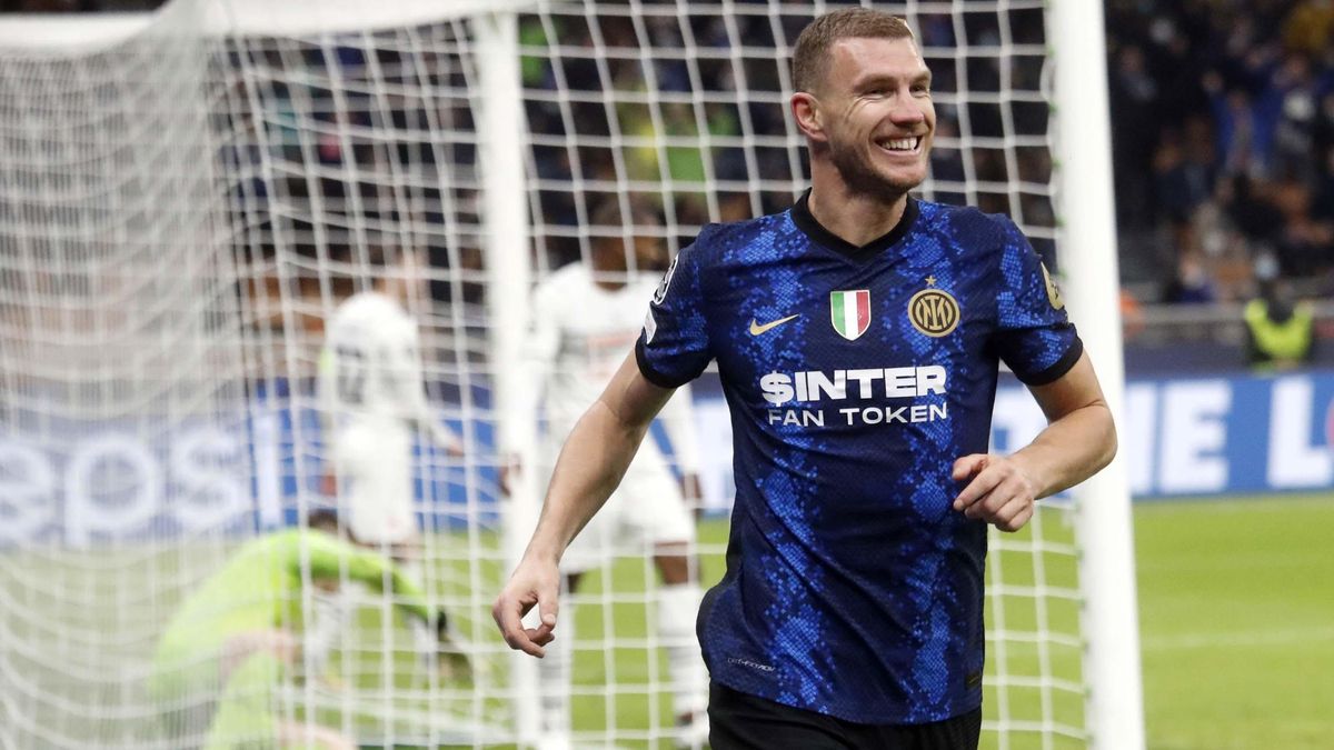 Dzeko celebrando su gol Dzeko celebrando su gol