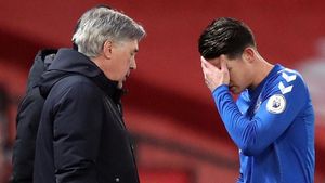 Carlo Ancelotti habla con James Rodríguez durante el Manchester United-Everton Carlo Ancelotti habla con James Rodríguez durante el Manchester United-Everton