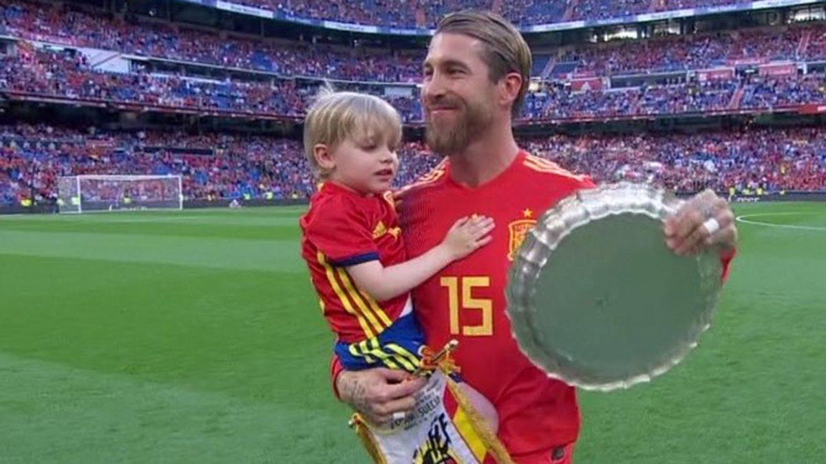 Sergio Ramos junto a uno de sus hijos