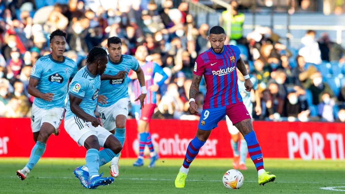 Memphis controla un balón ante el Celta Memphis controla un balón ante el Celta