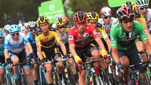Primoz Roglic al frente del pelotón con el jersey rojo Primoz Roglic al frente del pelotón con el jersey rojo