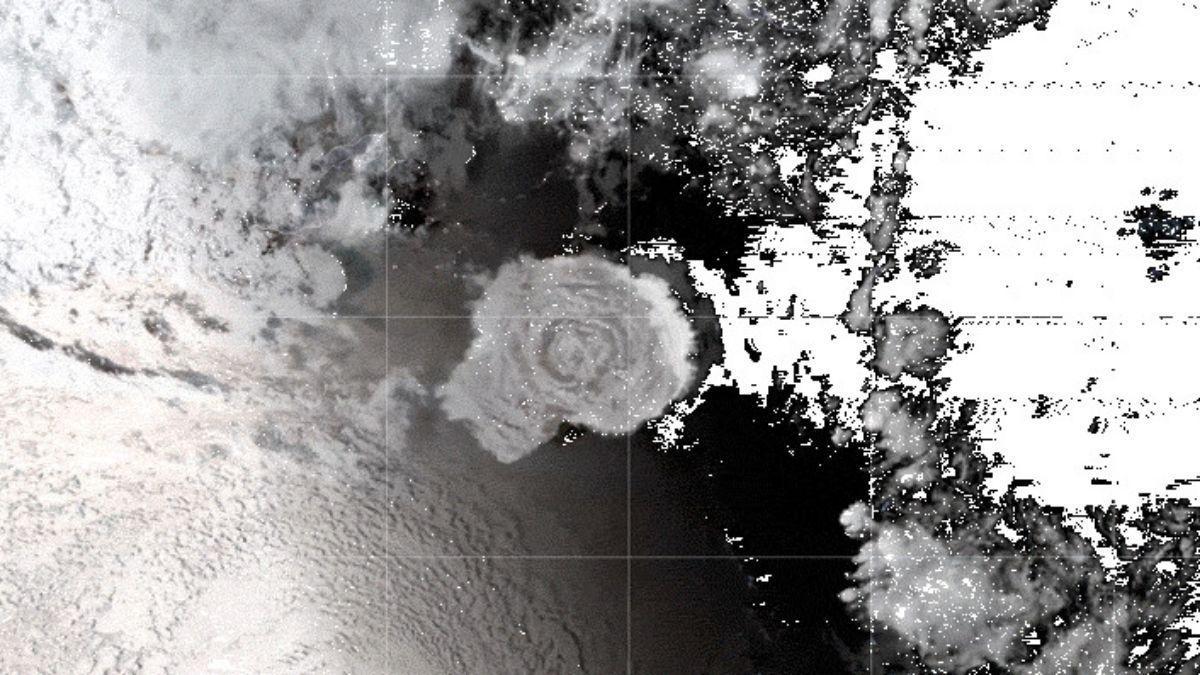 Imágenes captadas por el satélite GOES-17 de una nube “paraguas” generada por la erupción submarina del volcán de Tonga el 15 de enero de 2022.