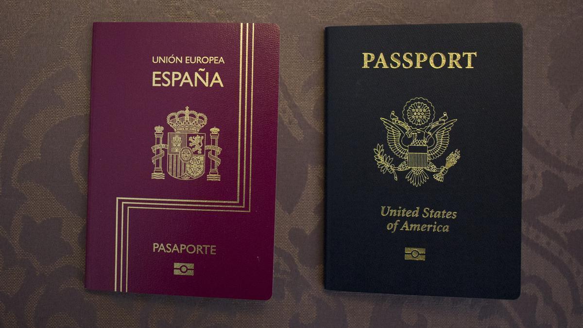 Pasaporte español y pasaporte norteamericano de una bebé valenciana nacida por gestación subrogada en EEUU.