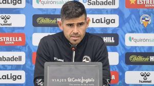 Antonio Hidalgo, atendiendo a los medios en sala de prensa Antonio Hidalgo, atendiendo a los medios en sala de prensa