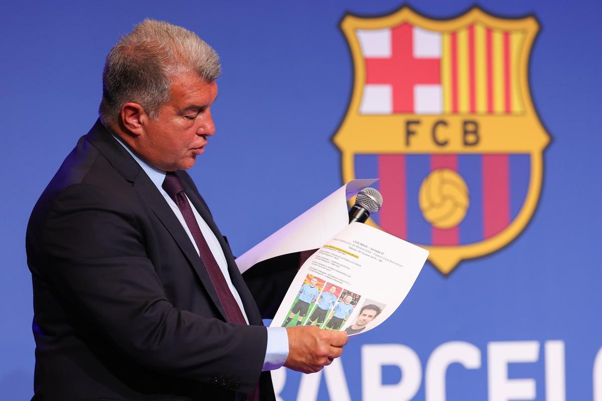 Joan Laporta pointing out the enemies: Tebas and Real Madrid