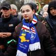Una mujer lleva una bufanda con el lema Crimea es Ucrania impreso.