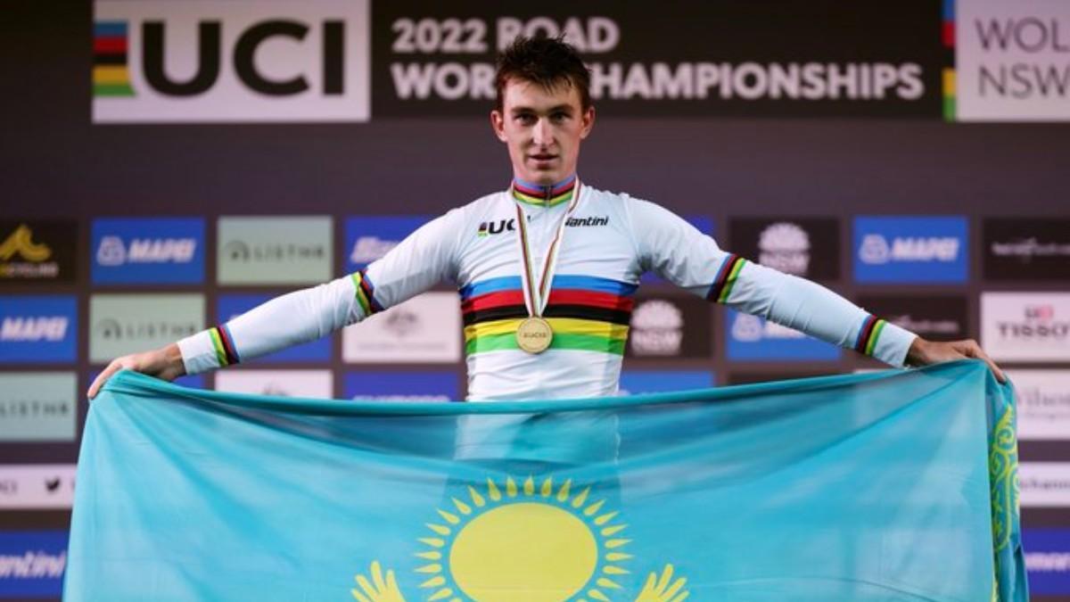 Fedorov, feliz con la bandera kazaja