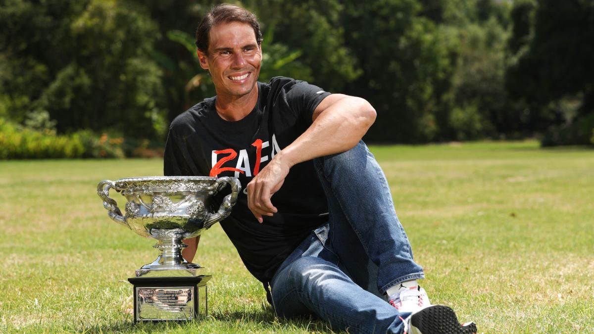 Rafa Nadal posa con el trofeo el día después de ganar el título del Open de Australia Rafa Nadal posa con el trofeo el día después de ganar el título del Open de Australia