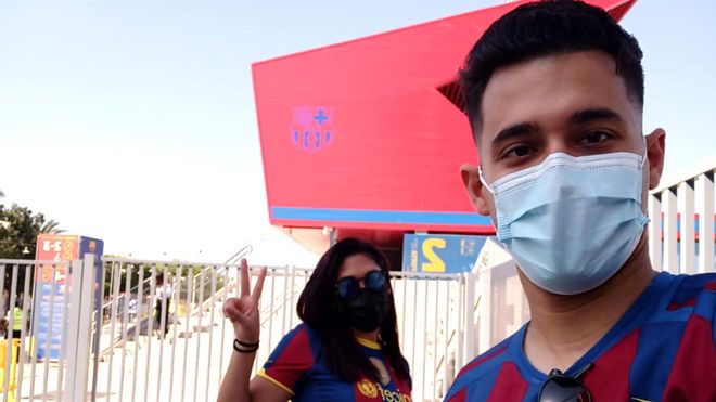 Dos aficionados a la entrada del Estadi Johan Cruyff para asistir al Barça-Nàstic Dos aficionados a la entrada del Estadi Johan Cruyff para asistir al Barça-Nàstic