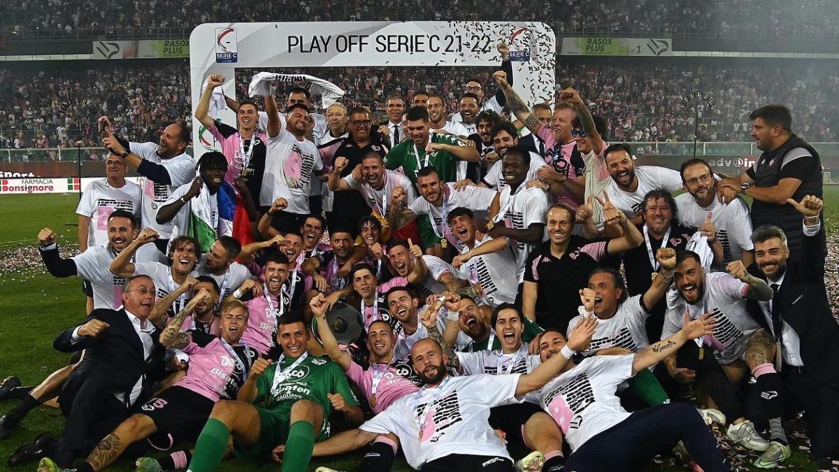 El Palermo celebró su ascenso a la Serie B | @Palermofficial