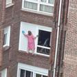 Una mujer limpiando las persianas de su casa