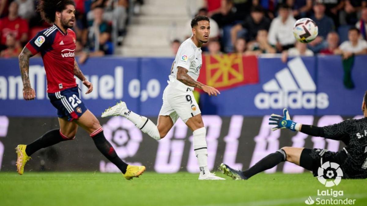 Justin Kluivert, anotando su primer gol ante el Osasuna