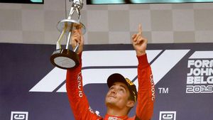 Charles Leclerc celebró su victoria señalando al cielo Charles Leclerc celebró su victoria señalando al cielo