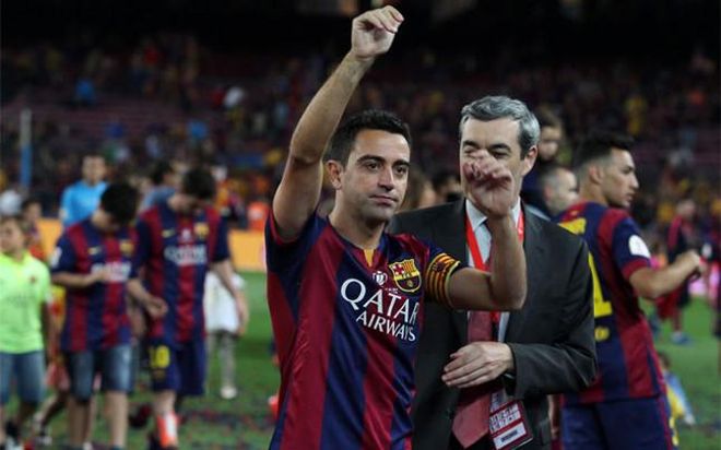 Xavi Hernández saluda a la grada del Camp Nou tras la final de la Copa del Rey 2014-15 frente al Athletic Club Xavi Hernández saluda a la grada del Camp Nou tras la final de la Copa del Rey 2014-15 frente al Athletic Club