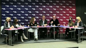 Víctor Font y Antoni Bassas junto a las cinco integrantes de su candidatura Víctor Font y Antoni Bassas junto a las cinco integrantes de su candidatura