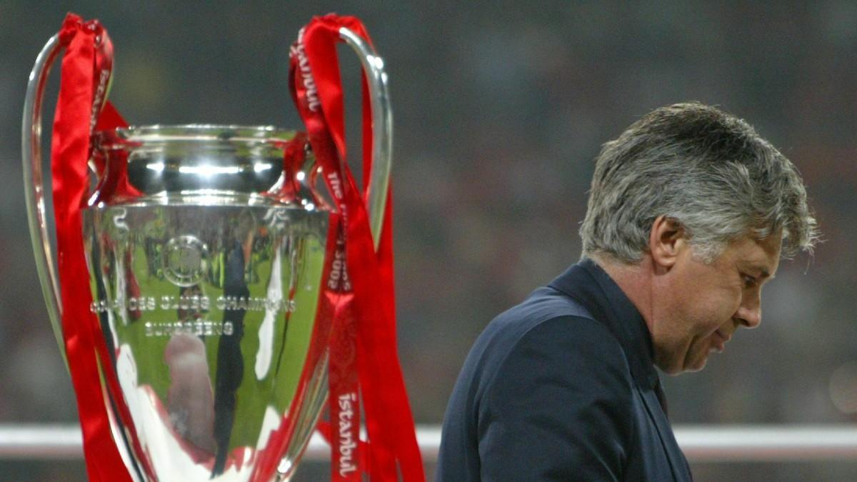 Carlo Ancelotti, junto a la Champions que perdió con el AC Milan en 2005 ante el Liverpool