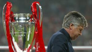 Carlo Ancelotti, junto a la Champions que perdió con el AC Milan en 2005 ante el Liverpool