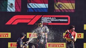 Sainz, tercero en el podio de Monza, escoltando a los hombres de Red Bull