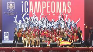 Las jugadoras de la selección española durante la celebración de la victoria en Madrid.