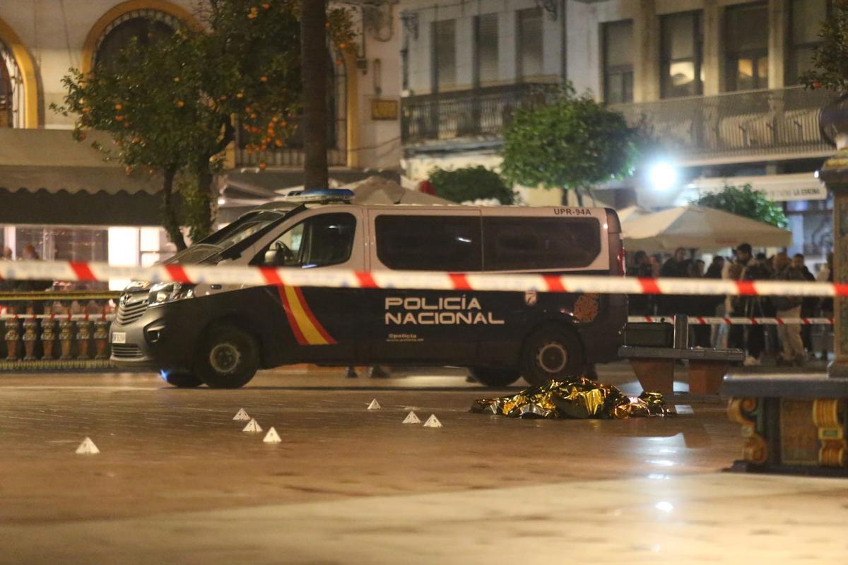El cadáver del sacristán fallecido en Algeciras en la plaza Alta.