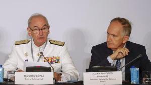 El Jefe del Estado Mayor de la Defensa, Teodoro López Calderón (izquierda) y el secretario general de Política de Defensa, Juan Francisco Martínez Núñez, este lunes en la inerparlamentaria de Seguridad y Defensa de Madrid.