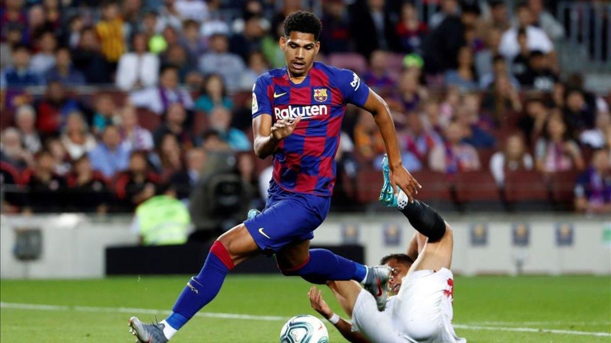 Ronald Araujo disputando un balón en su debut ante el Sevilla Ronald Araujo disputando un balón en su debut ante el Sevilla