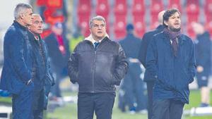 Alemany, Yuste, Masip y Laporta en un desplazamiento del FC Barcelona de la Champions League Alemany, Yuste, Masip y Laporta en un desplazamiento del FC Barcelona de la Champions League