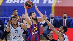 Mirotic fue un gigante ante el duro ASVEL francés Mirotic fue un gigante ante el duro ASVEL francés