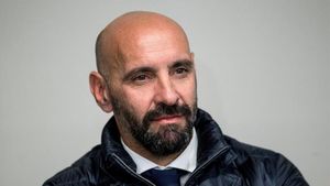 Monchi descarta los rumores que lo vinculaban con el Barça Monchi descarta los rumores que lo vinculaban con el Barça