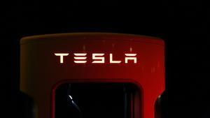 Las nuevas fábricas de Tesla pierden miles de millones de dólares