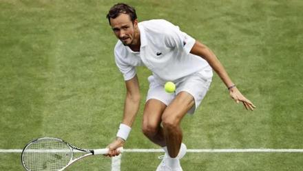 Medvedev, en acción en Wimbledon.