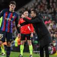 Xavi da indicaciones a Christensen en el clásico de Liga ante el Real Madrid en el Camp Nou