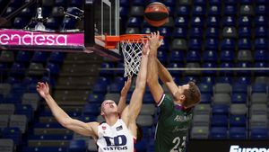 Tim Abromaitis, del Unicaja, pelea un rebote con Tadas Sedekerskis, del Baskonia Tim Abromaitis, del Unicaja, pelea un rebote con Tadas Sedekerskis, del Baskonia