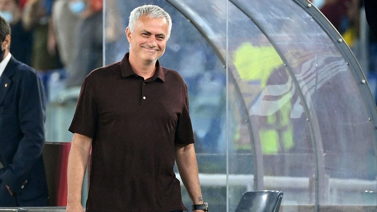 José Mourinho, sonriente en una imagen de archivo durante un partido de la Roma