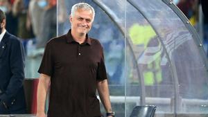 José Mourinho, sonriente en una imagen de archivo durante un partido de la Roma