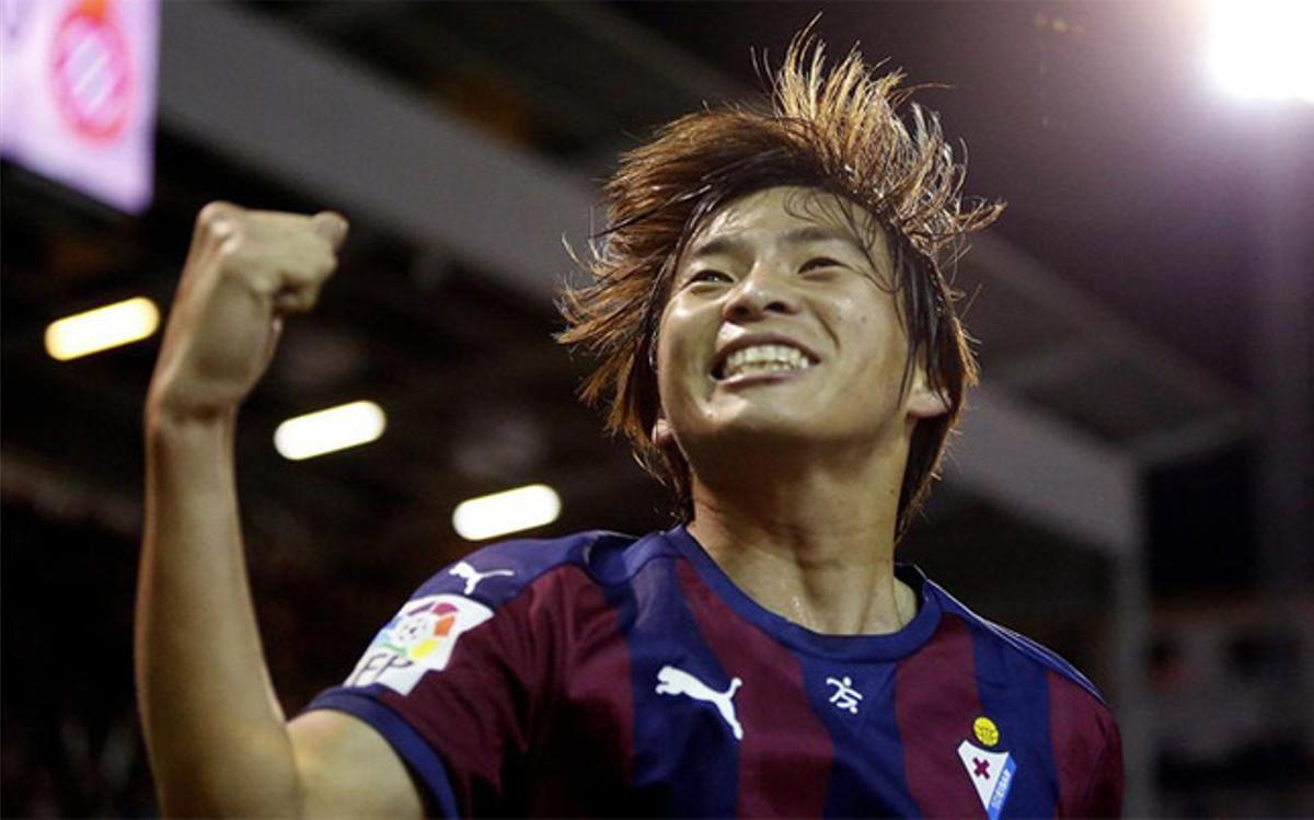 Takashi Inui, celebrando un gol del Eibar