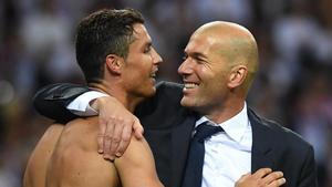 Zidane abraza a Cristiano Ronaldo