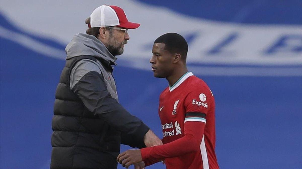 Wijnaldum junto a Klopp tras un encuentro de Premier League Wijnaldum junto a Klopp tras un encuentro de Premier League