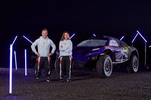 Loeb y Cristina Gutiérrez , con el coche del X44 de Hamilton Loeb y Cristina Gutiérrez , con el coche del X44 de Hamilton