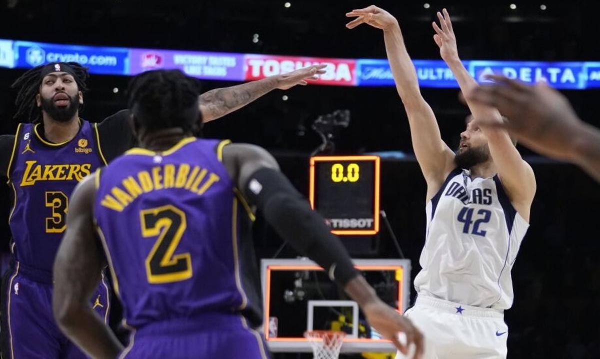 Kleber anota sobre la bocina contra los Lakers. Kleber anota sobre la bocina contra los Lakers.