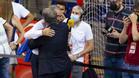 Joan Laporta abraza a Andreu Plaza tras ganar la liga