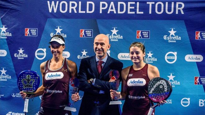 Mario Hernando, junto a las jugadoras Alejandra Salazar y Marta Marrero Mario Hernando, junto a las jugadoras Alejandra Salazar y Marta Marrero