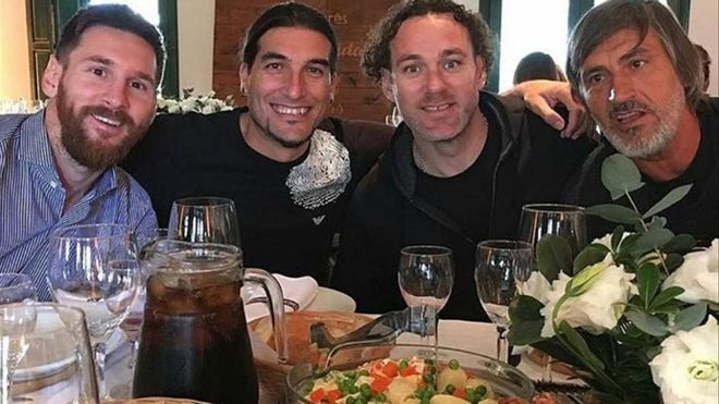 Messi, sonriente junto a Pinto, Milito y Costa Messi, sonriente junto a Pinto, Milito y Costa